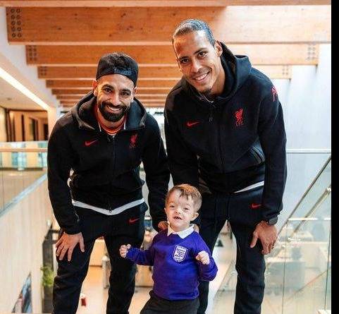صلاح وفان دايك يحققان حلم طفل مشجع لليفربول