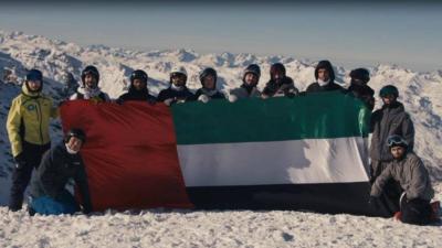 بالفيديو.. متزلجو الإمارات يرفعون علم بلادهم فوق قمة فالتورانس ‏الفرنسية