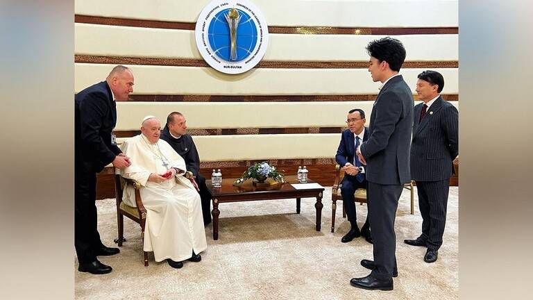 البابا فرنسيس يمنح ميدالية للمغني الكازاخي الشهير ديماش