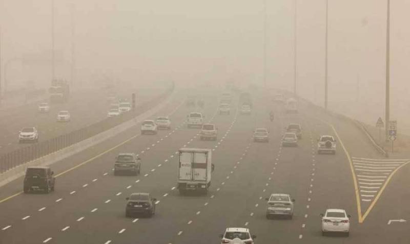 الإمارات.. دعوة إلى توخي الحيطة والحذر بسبب المنخفض الجوي