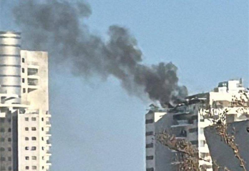 بالفيديو والصور - انفجار مسيرة في مبنى في تل أبيب