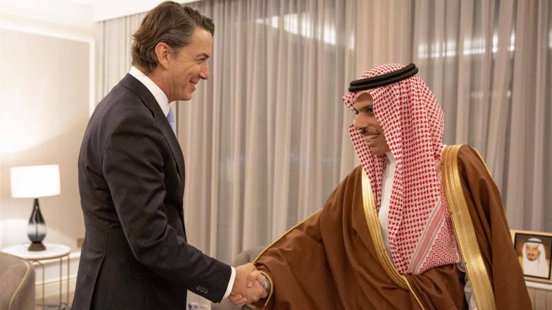 بالصور - فيصل بن فرحان يلتقي آموس هوكستين