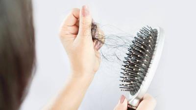 ما العلاقة بين الأمراض الفيروسية وتساقط الشعر؟