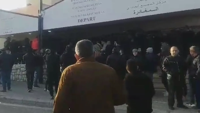 بالفيديو.. سوريون يتوافدون عند معبر المصنع الحدودي مع لبنان