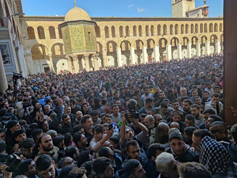 بالصور والفيديو- آلاف السوريين يحتفلون بـ 