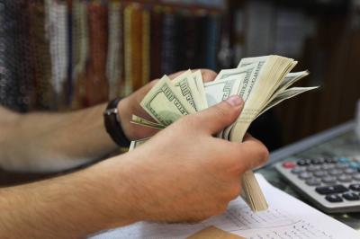 ماذا ينتظر سعر صرف الدولار في 2025؟