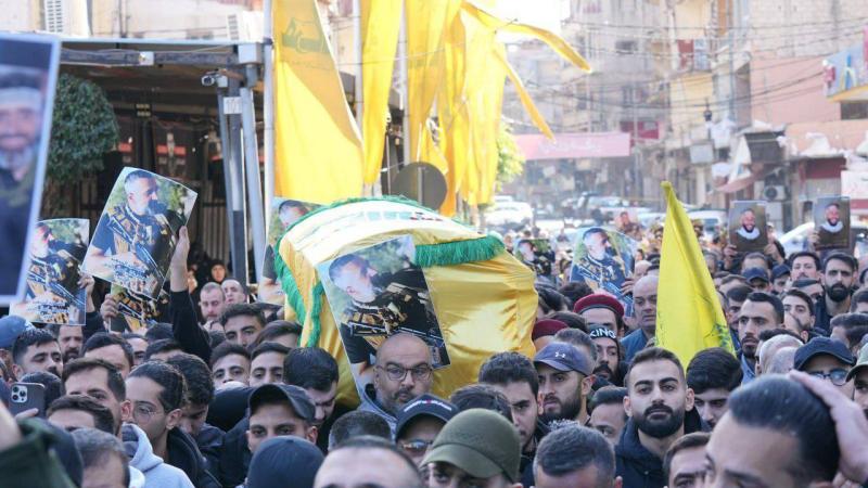 خلال مراسم التشييع.. عنصر من حزب الله يطلق النار على نفسه (فيديو)