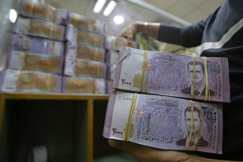 كيف تستبدل دولة عملتها ولماذا؟