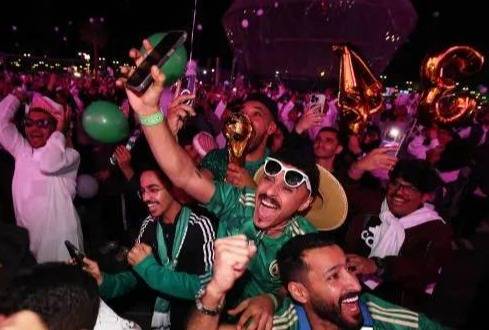 بعد إعلان الفيفا.. احتفالات صاخبة من الجماهير السعودية (صور)