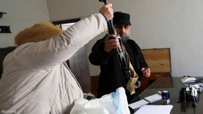 أفراد الجيش السوري يسلمون أسلحتهم للسلطات الجديدة
