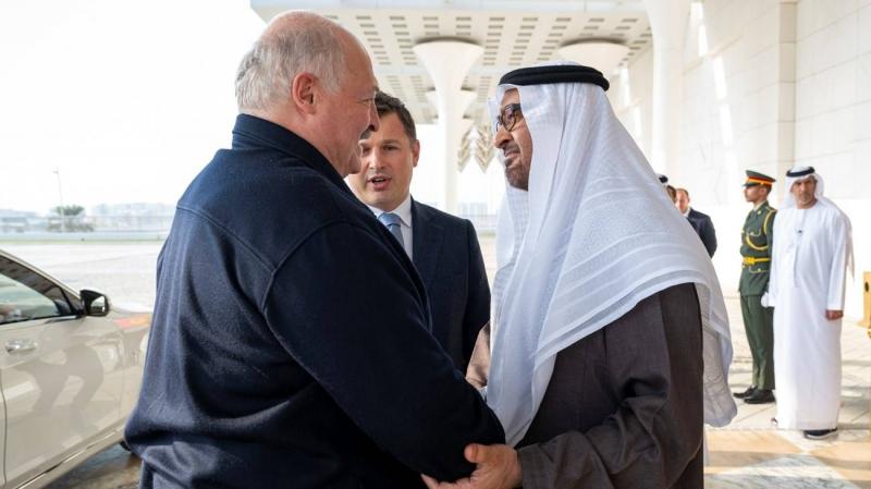 محمد بن زايد ورئيس بيلاروسيا يبحثان تعزيز التعاون والقضايا الإقليمية