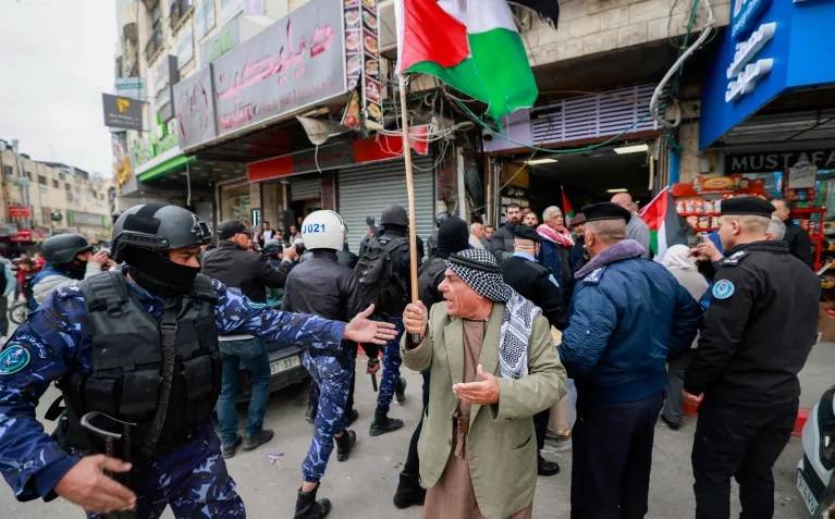 بالفيديو.. اشتباكات عنيفة في محيط مخيم جنين