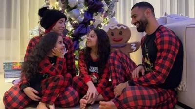 بالبيجاما والشجرة... محمد صلاح يهنئ متابعيه بعيد الميلاد
