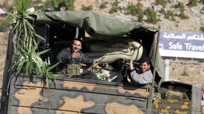 لبنان يعيد 70 من الضباط والجنود السوريين لبلدهم