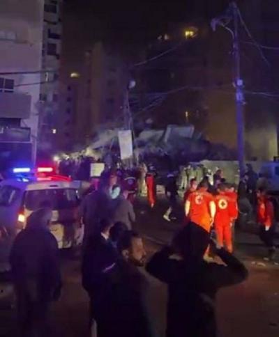 سقوط مبنى في طرابلس.. وفرق الإسعاف تهرع إلى المكان! (فيديو)
