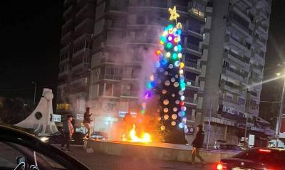 مجهول يشعل النار في شجرة الميلاد في طرابلس