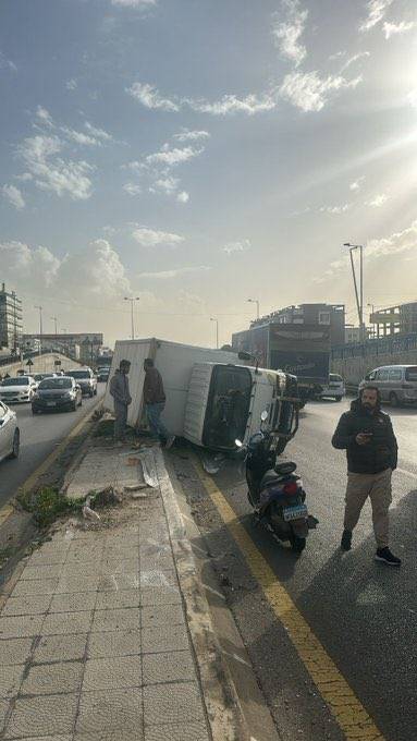 حادث بين سيارة وبيك أب على المدينة الرياضية (صورة)