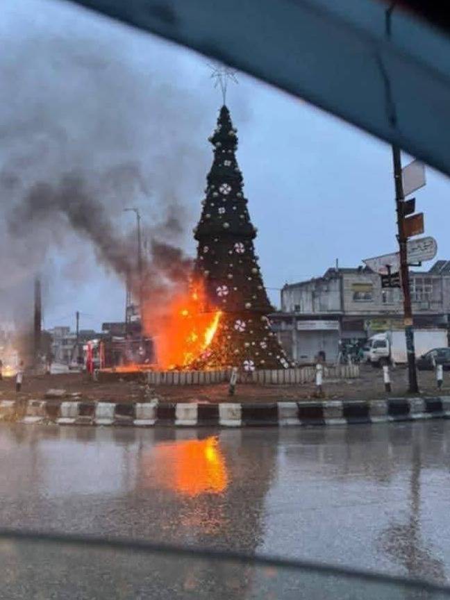 مسلحون مجهولون يحرقون شجرة عيد الميلاد في مدينة السقيلبية