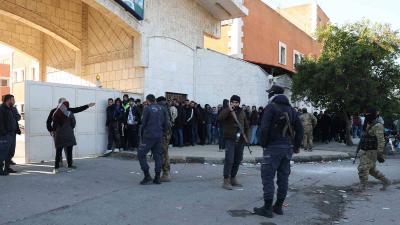 إيران تعهدت واليوم تنفذ.. معمم يتعهد بقطع رؤوس الثوار في سوريا (فيديو)