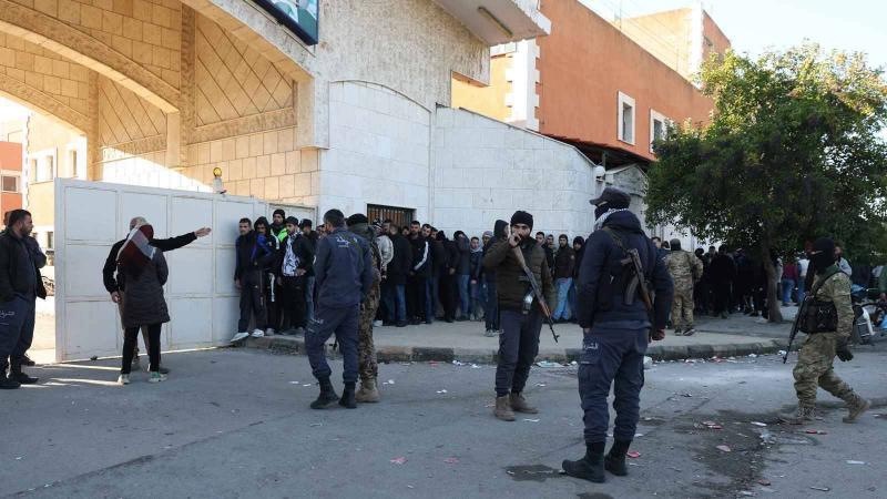 إيران تعهدت واليوم تنفذ.. معمم يتعهد بقطع رؤوس الثوار في سوريا (فيديو)