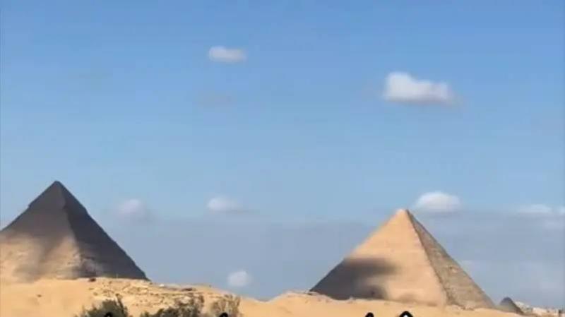 لون أسود يغطي أهرامات مصر... هل هي لعنة الفراعنة؟