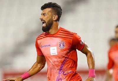 التحقيق مع لاعب كرة إيراني عانق إحدى المشجعات
