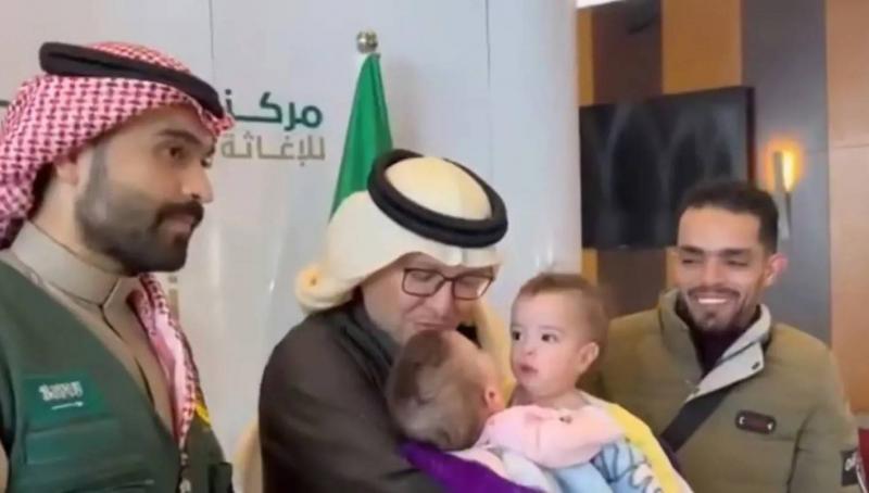 سفير السعودية لدى لبنان يحتضن التوأم السيامي السوري  (فيديو)