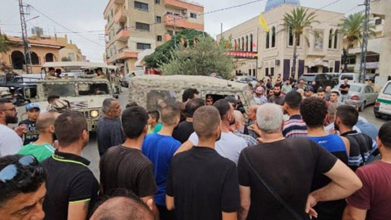 احتجاجًا على قتل المصور... قطع طريق قانا بالإطارات المشتعلة