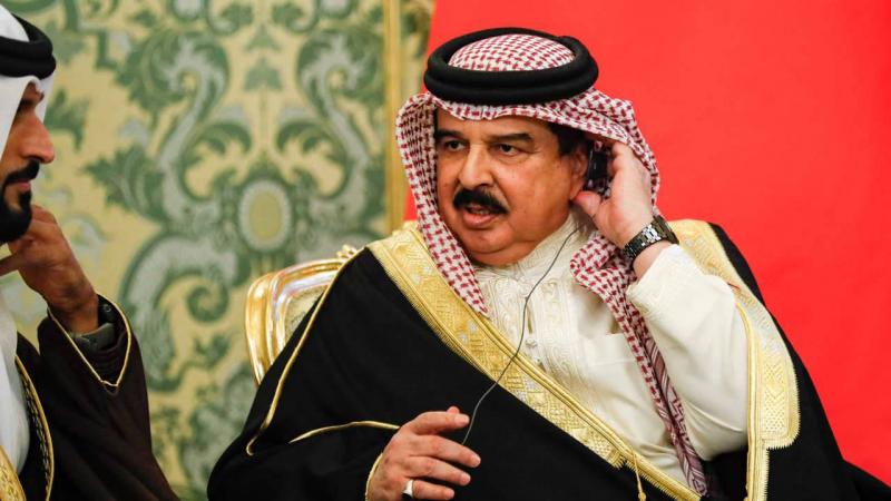 ملك البحرين يستقبل بعثة منتخب بلاده بعد تتويجها بخليجي 26