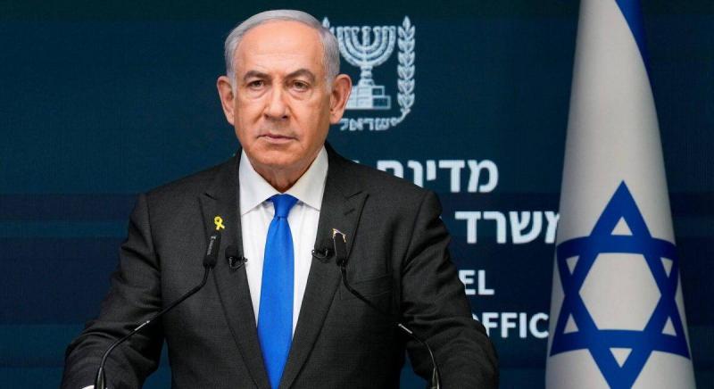 بالصورة - ناشط فلسطيني يخرب تمثال نتنياهو في مكسيكو