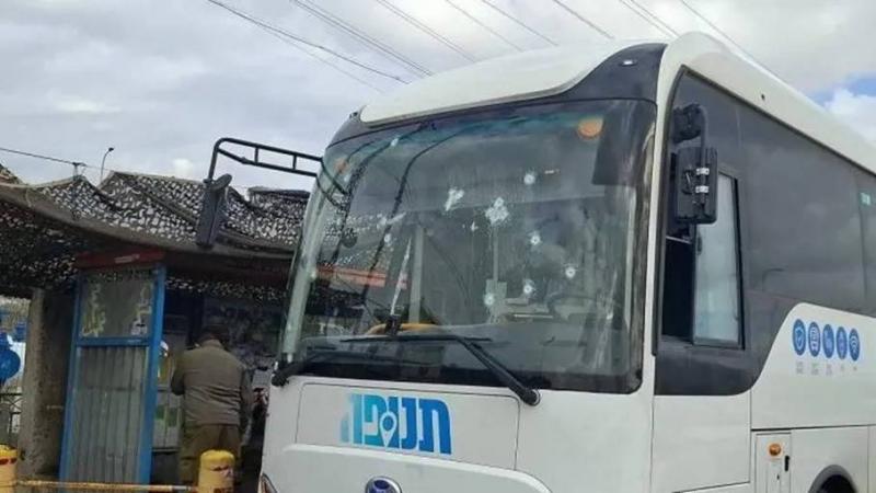 مقتل 3 أشخاص باستهداف حافلة في الضفة... وفرار المنفذين  (فيديو)