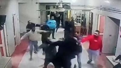 مصر.. توقيف 5 أشخاص ضربوا ممرضاً داخل مستشفى
