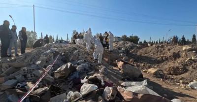 العثور على 163 جثة في 4 مقابر جماعية في درعا