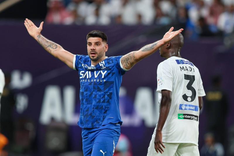 الهلال ينتزع الصدارة والاتحاد يتراجع إلى المركز الثاني