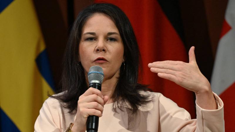 وزيرة خارجية ألمانيا تعد بتخفيف العقوبات الأوروبية على سوريا