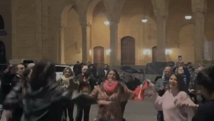 بالفيديو: احتفالات في ساحة الشهداء بتكليف نواف سلام