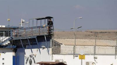 لماذا فرضت إسرائيل كاميرات على حراس السجناء الفلسطينيين؟