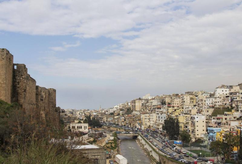 اخلاء إحدى الأبنية المهددة بالسقوط في طرابلس
