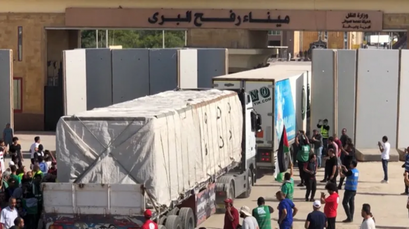 شاحنات المساعدات تصل غزة مع بدء تنفيذ وقف إطلاق النار