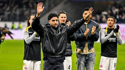 فيديو.. عمر مرموش يبكي في ليلة وداع فرانفكورت