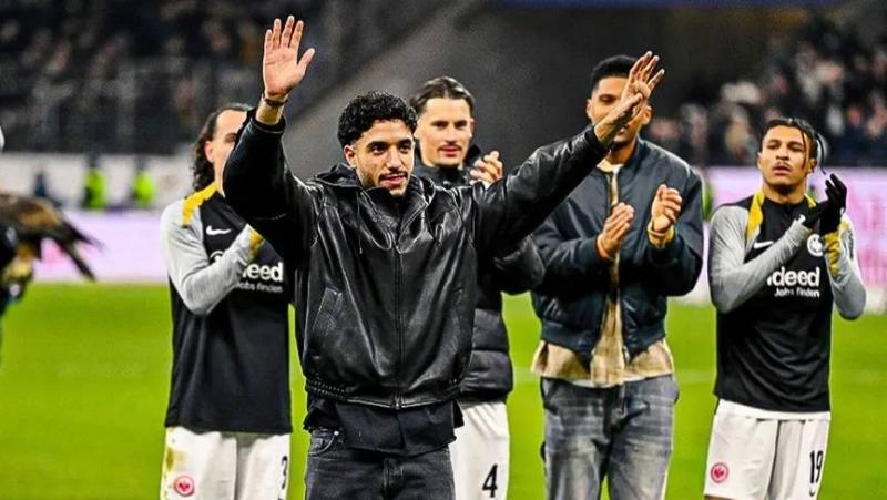 فيديو.. عمر مرموش يبكي في ليلة وداع فرانفكورت