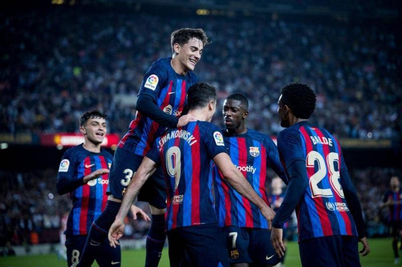 جماهير برشلونة تتوعد مدربا... وتهدده بالقتل