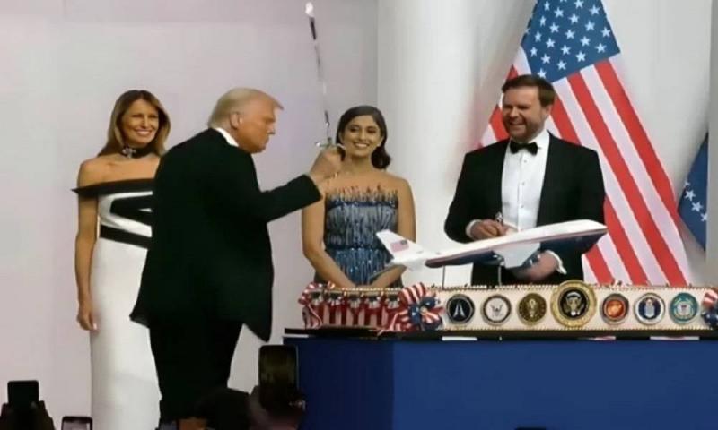 بالفيديو - ترامب يرقص بالسيف