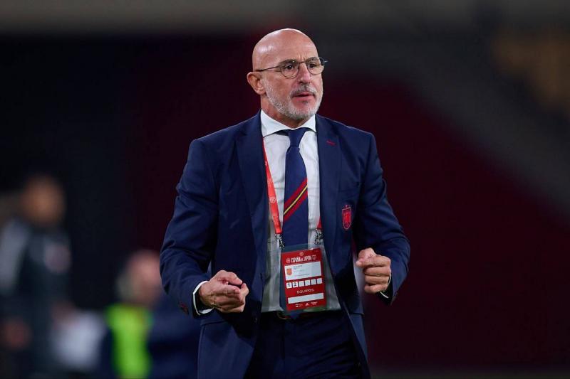 دي لا فوينتي باقٍ مع المنتخب الإسباني حتى 2028