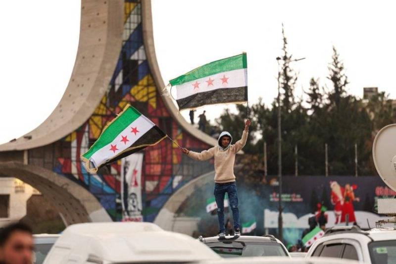 سوريا.. قرارات بحل الجيش والبرلمان و