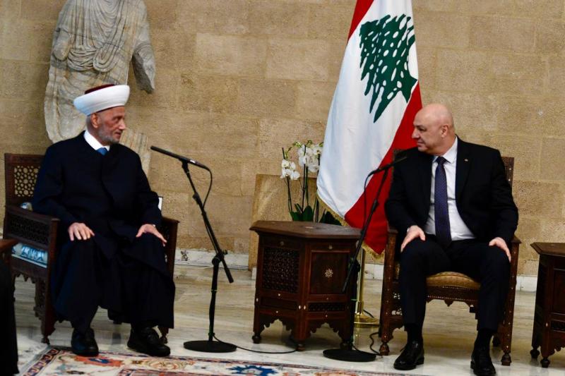عون يطمئن على صحة دريان
