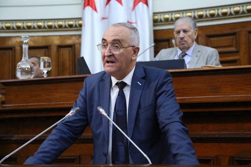 الرئيس الجزائري يقيل وزير المالية