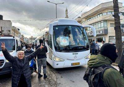 وصول حافلات تقل معتقلين فلسطينيين إلى رام الله