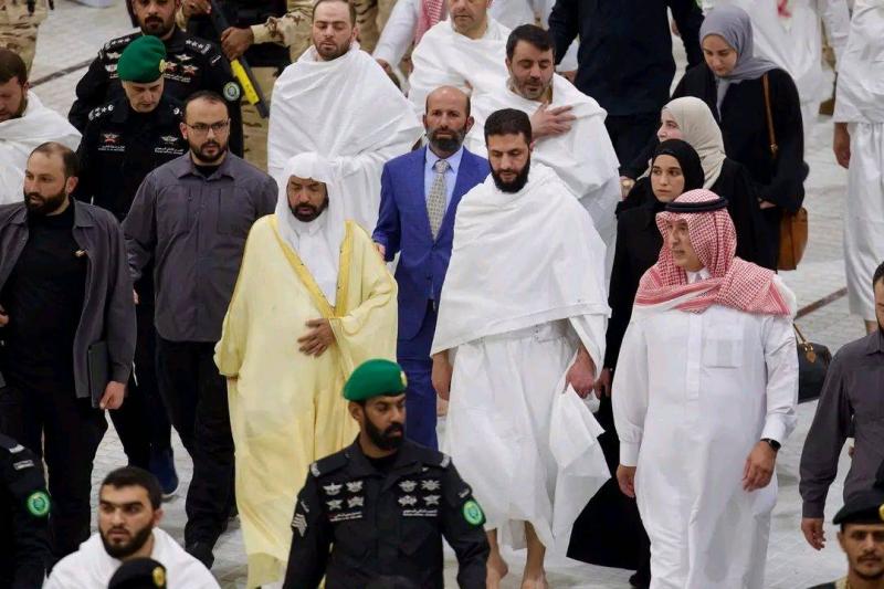 أول ظهور لزوجة الشرع.. وفيديو لها وهي إلى جانبه في مكة