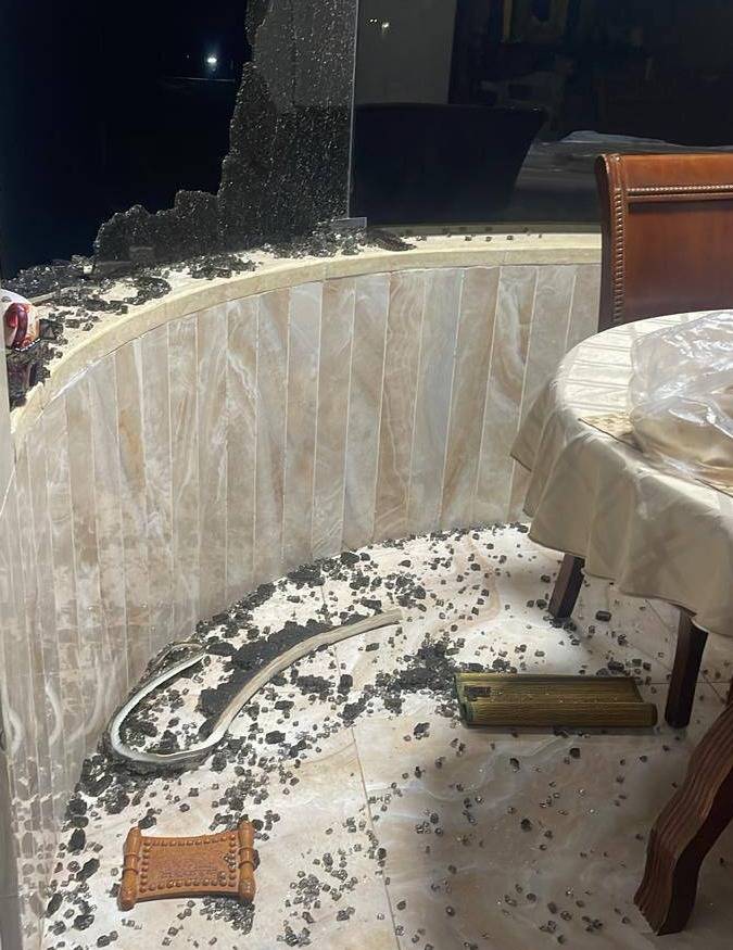 غارة تستهدف حفارة بوكلين بالقرب من منزل في يحمر